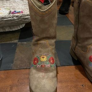 Toddler girls’ Spirit boot- tan suede w/ floral pattern & Spirit horse. Size 12